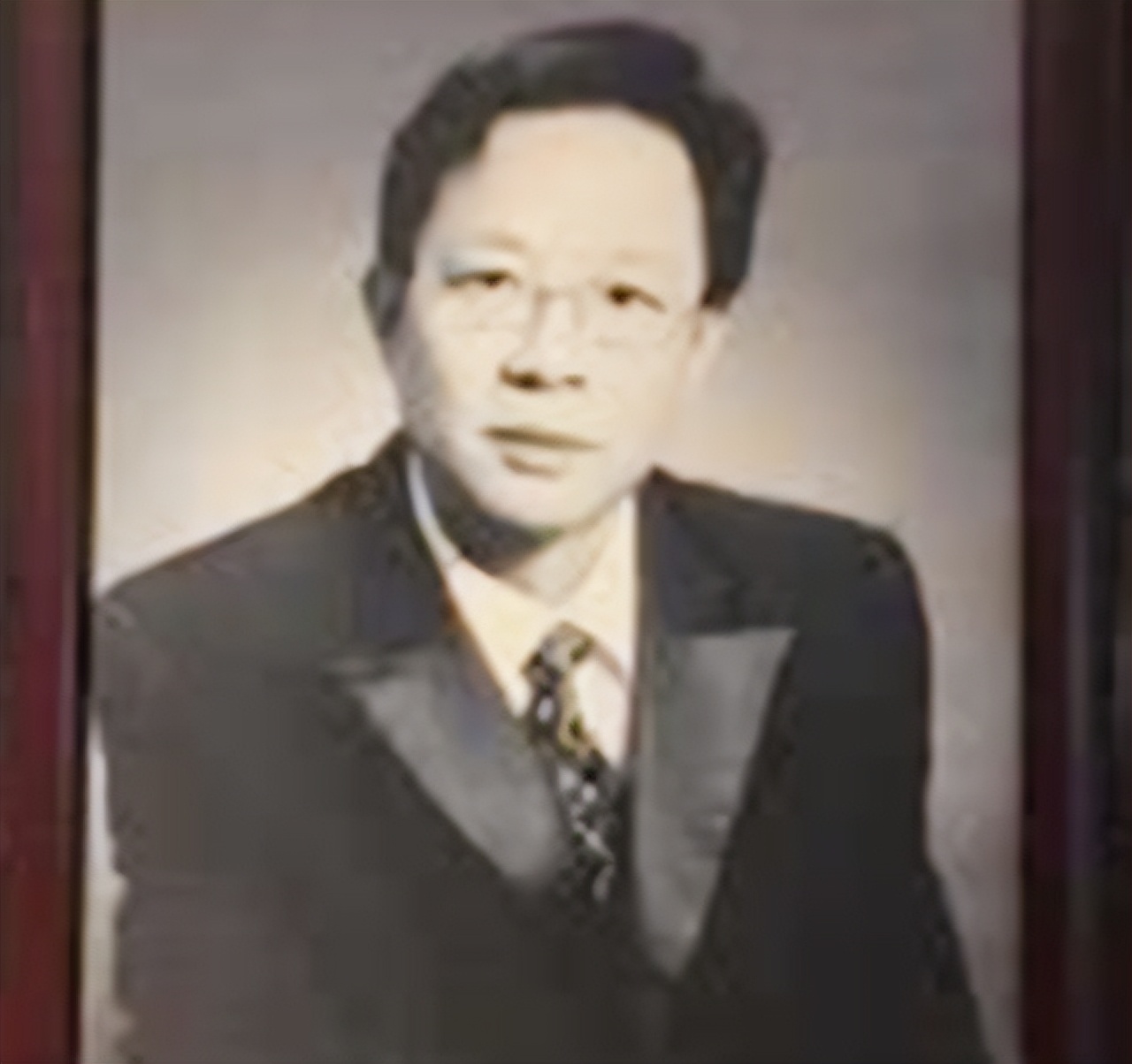 60岁，他大概是中国存活最久的艾滋病人，带着自己遗像活了十几年