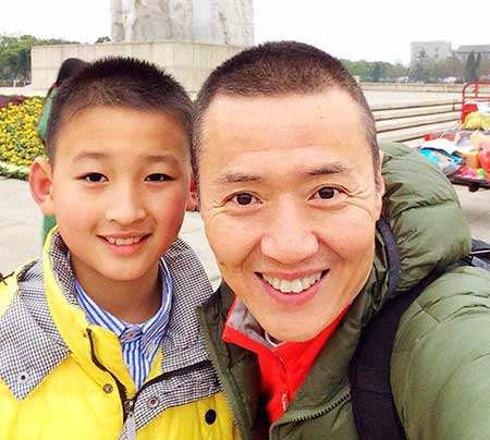 汶川地震中的3岁敬礼男孩郎铮,汶川地震被救的郎铮在干什么