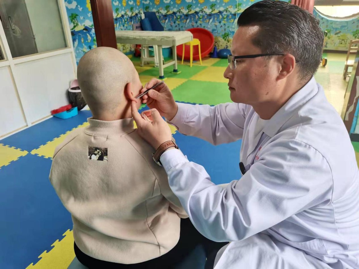 李鹏飞：让“脑瘫儿”健康生活，是他最大心愿