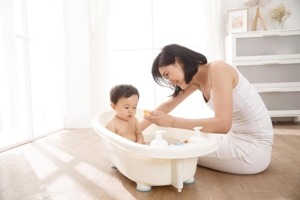 不会翻身的原因,12个月了除了不会翻身别的都正常