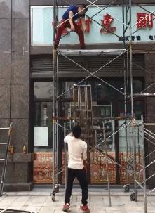 年纪轻轻就需要挂尿袋出门，看着有点可怜: