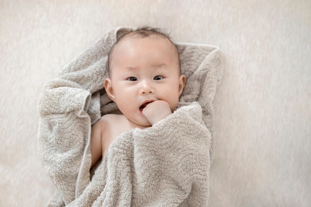 三个月宝宝爱吃手,5个多月宝宝爱吃手怎么办