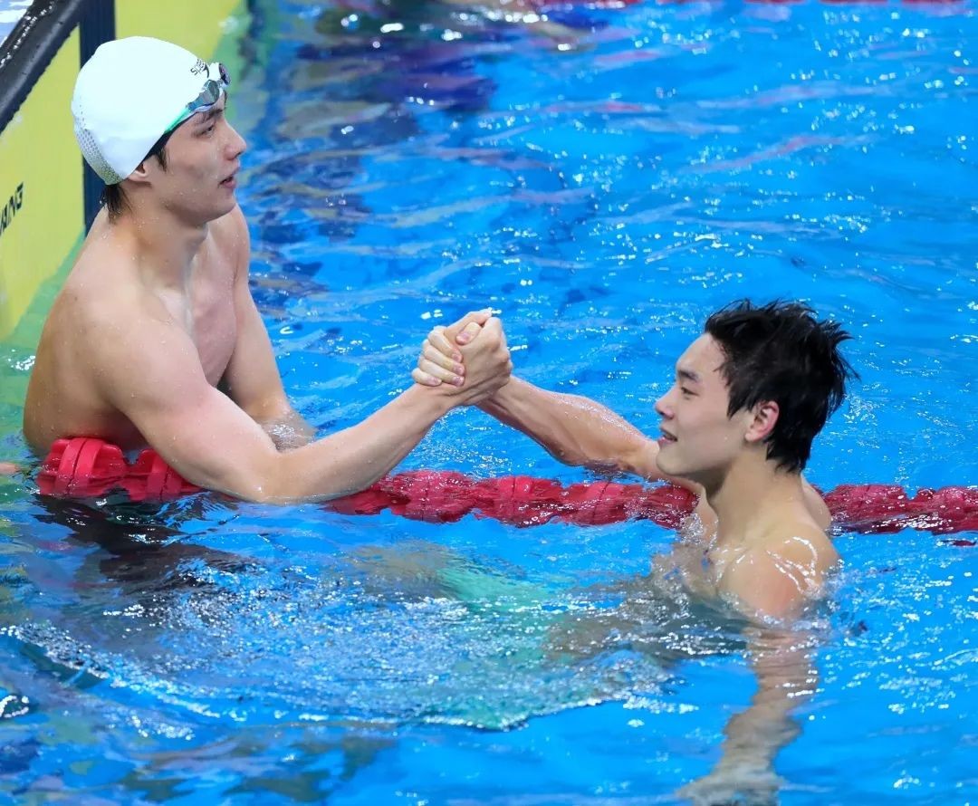 世界冠军在高校表演跳绳,世界冠军助阵表演视频