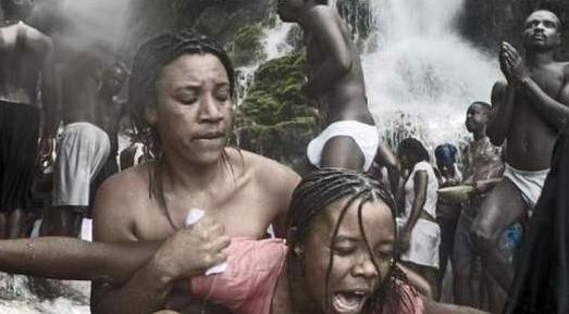 古代人贩子运送黑人奴隶时,为什么男女都要脱衣服?原因有两个。