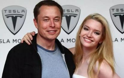 “金发控”马斯克：29岁女友肤白貌美像芭比，前妻曾被要求染金发