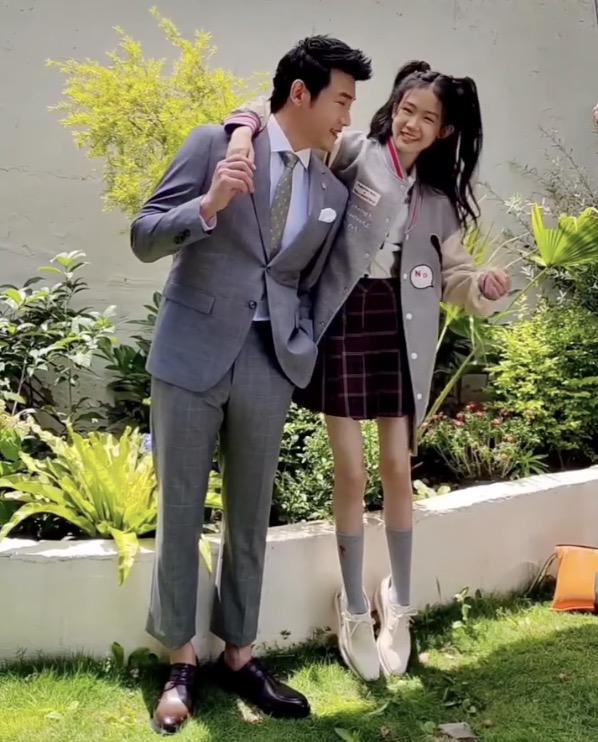 陆毅父女拍写真，贝儿双腿太细遭质疑，鲍蕾晒花絮视频力证未p图