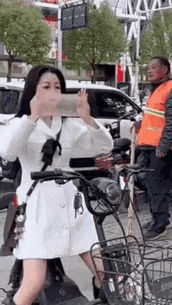 轻松一刻：这样的破电脑，收废品的竟然出价500块钱收，真是疯了