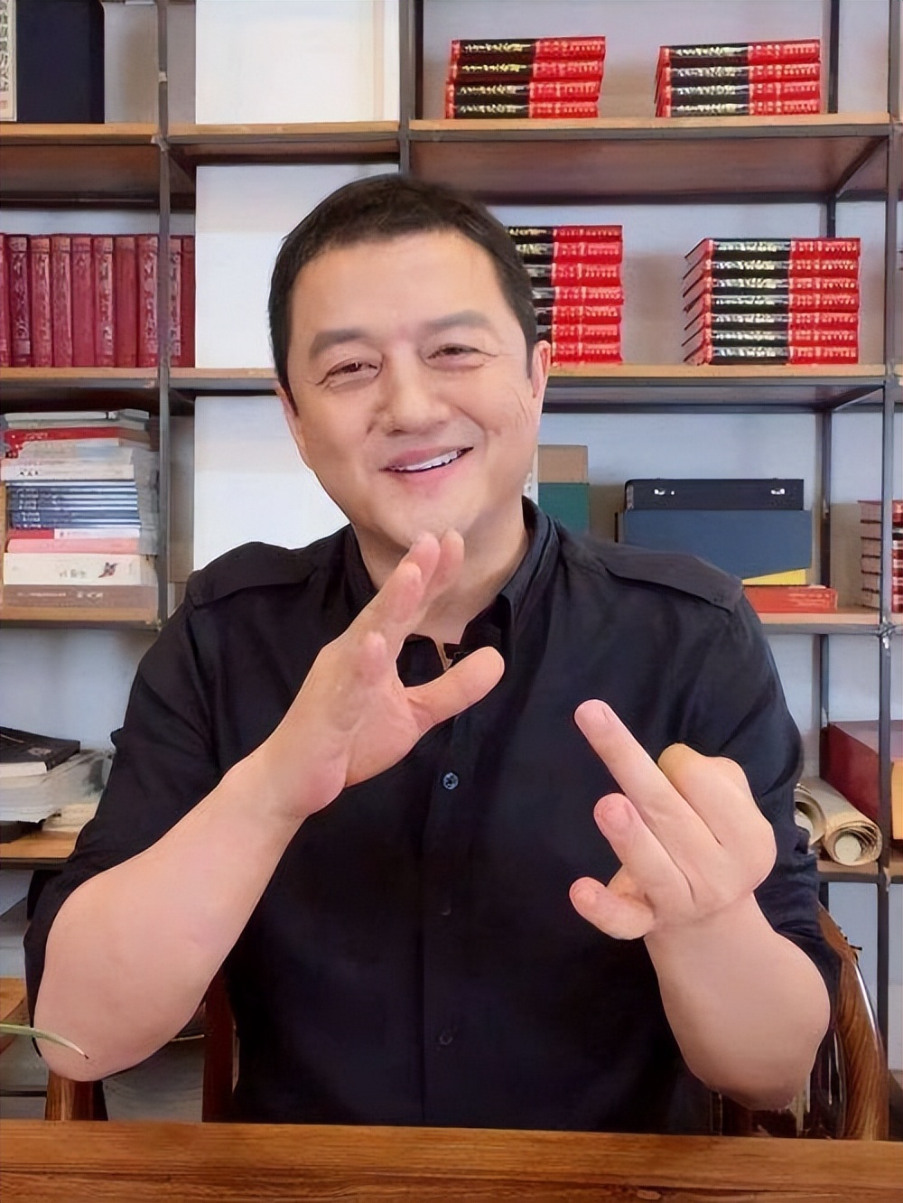 卖豪宅还债？李亚鹏全家搬离市中心豪宅，到郊外房子居住全力赚钱