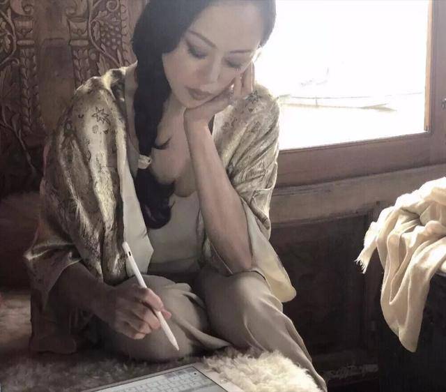 插足闺蜜不管儿女，直播带货的章小蕙，嗲味十足话术你想不到