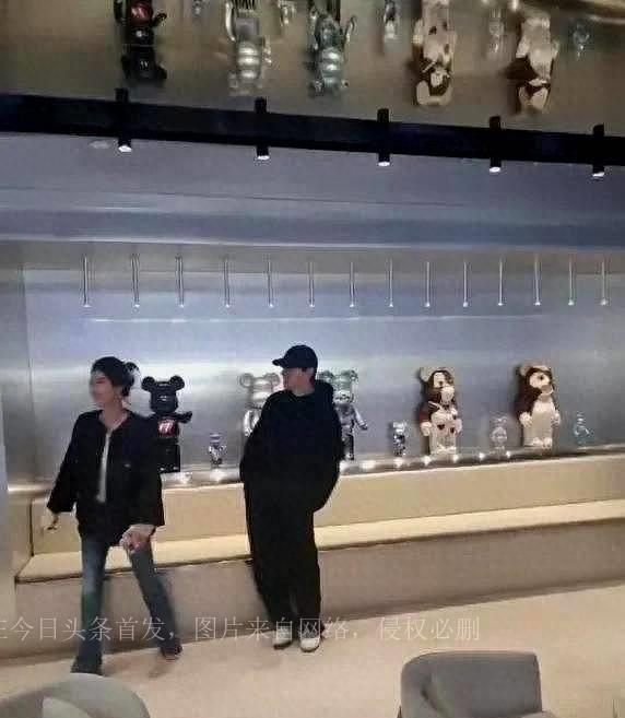 邓伦现身大型玩偶店，与女粉丝合影