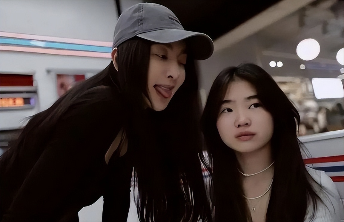 曹格晒旧图为女儿庆生,曹格女儿露脐装图片