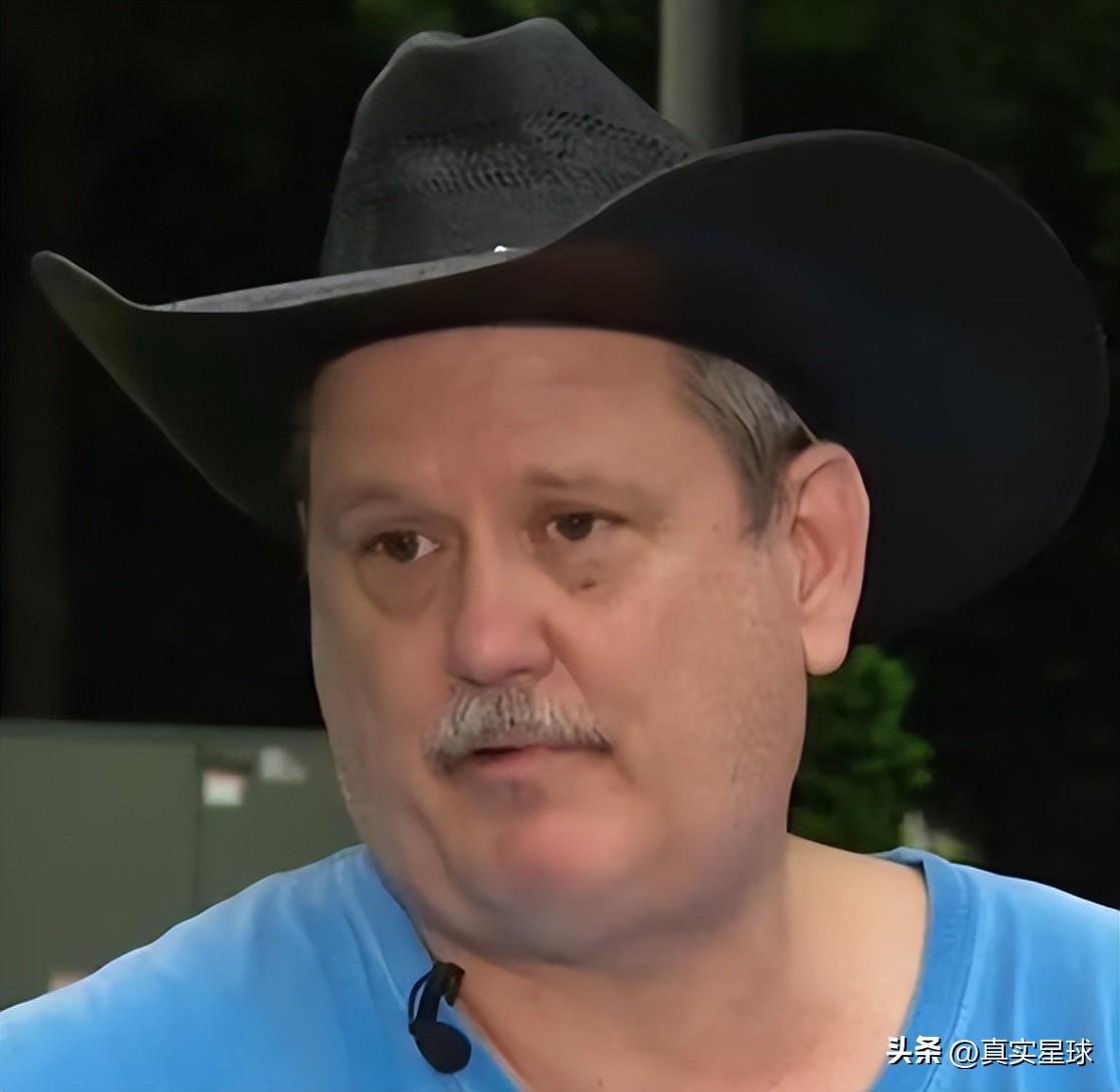 全美愤怒！枪手*杀屠**购物中心，现场死伤惨重如地狱，民众：习惯了