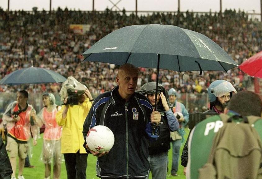 大雨中的足球比赛名场面,大雨足球比赛解说