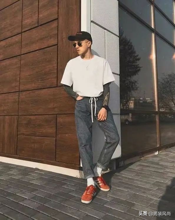 男士黑色t恤搭配什么颜色牛仔裤,男士白色t恤配什么颜色牛仔裤