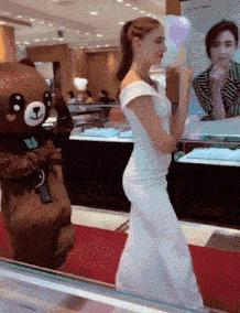 想问这姑娘衣服在哪买的,会不会挨揍?亮点