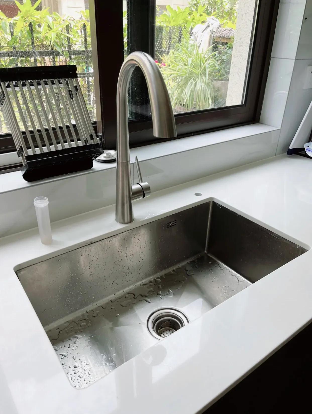 水槽怎么选好看又实用石英石水槽,石英石水槽和不锈钢水槽怎么选