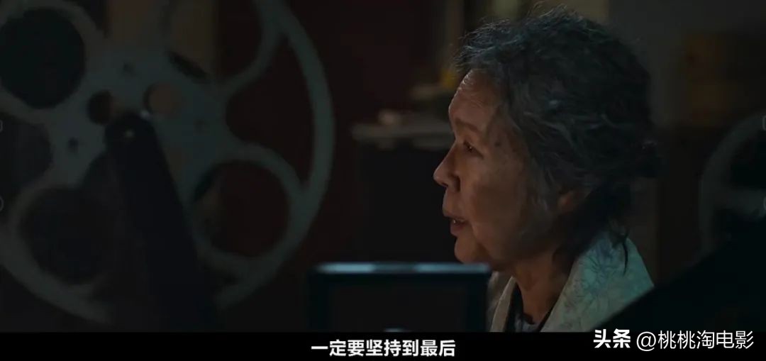 很感动，因为她一直还在坚持