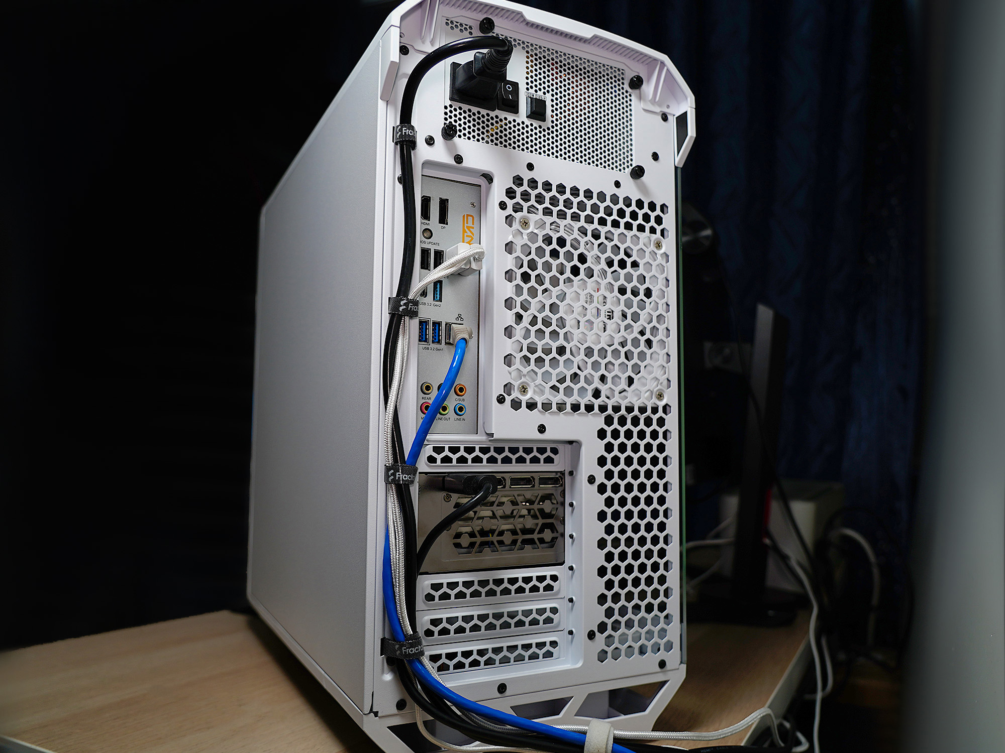 白银经典配色，最强风冷组合，能玩老头环，也是生产力的PC主机