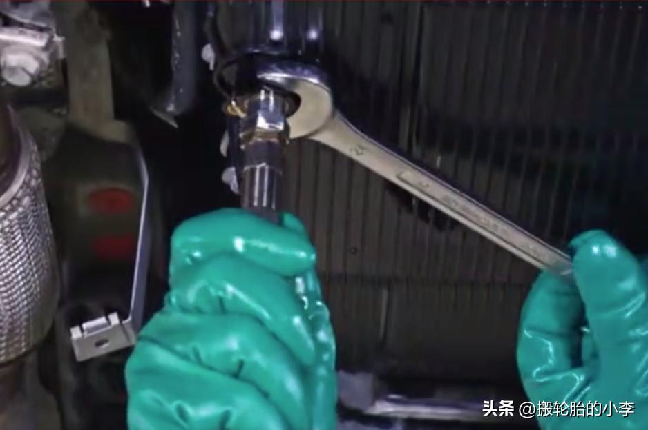 奔驰7速变速箱换油要换油底壳吗,2015款奔驰更换变速箱油教程