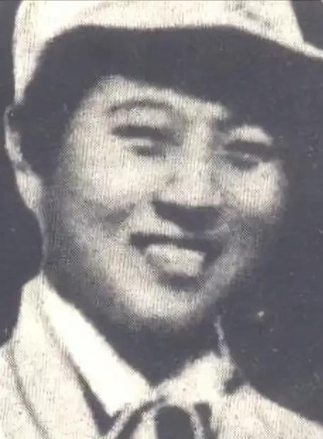 玛丽莲梦露与两个男明星的照片,玛丽莲梦露仰着头拍的黑白照