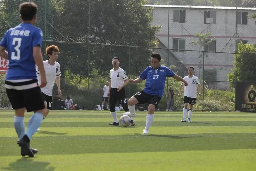 驰骋绿茵足够精彩三年级手抄报,驰骋绿茵无悔青春