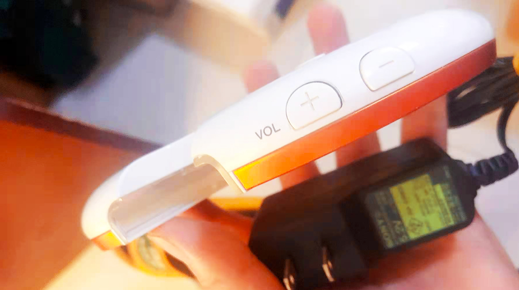 中间凹进去的音箱,中间镂空音箱