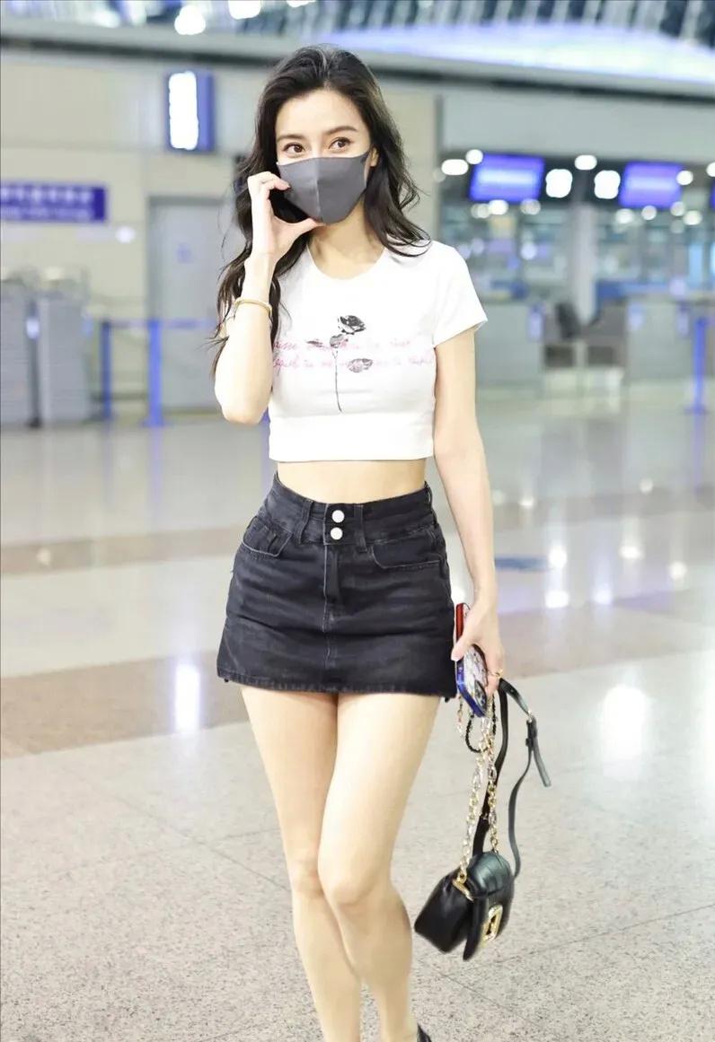 baby机场小海绵曝光,网上晒出angelababy陪儿子小海绵