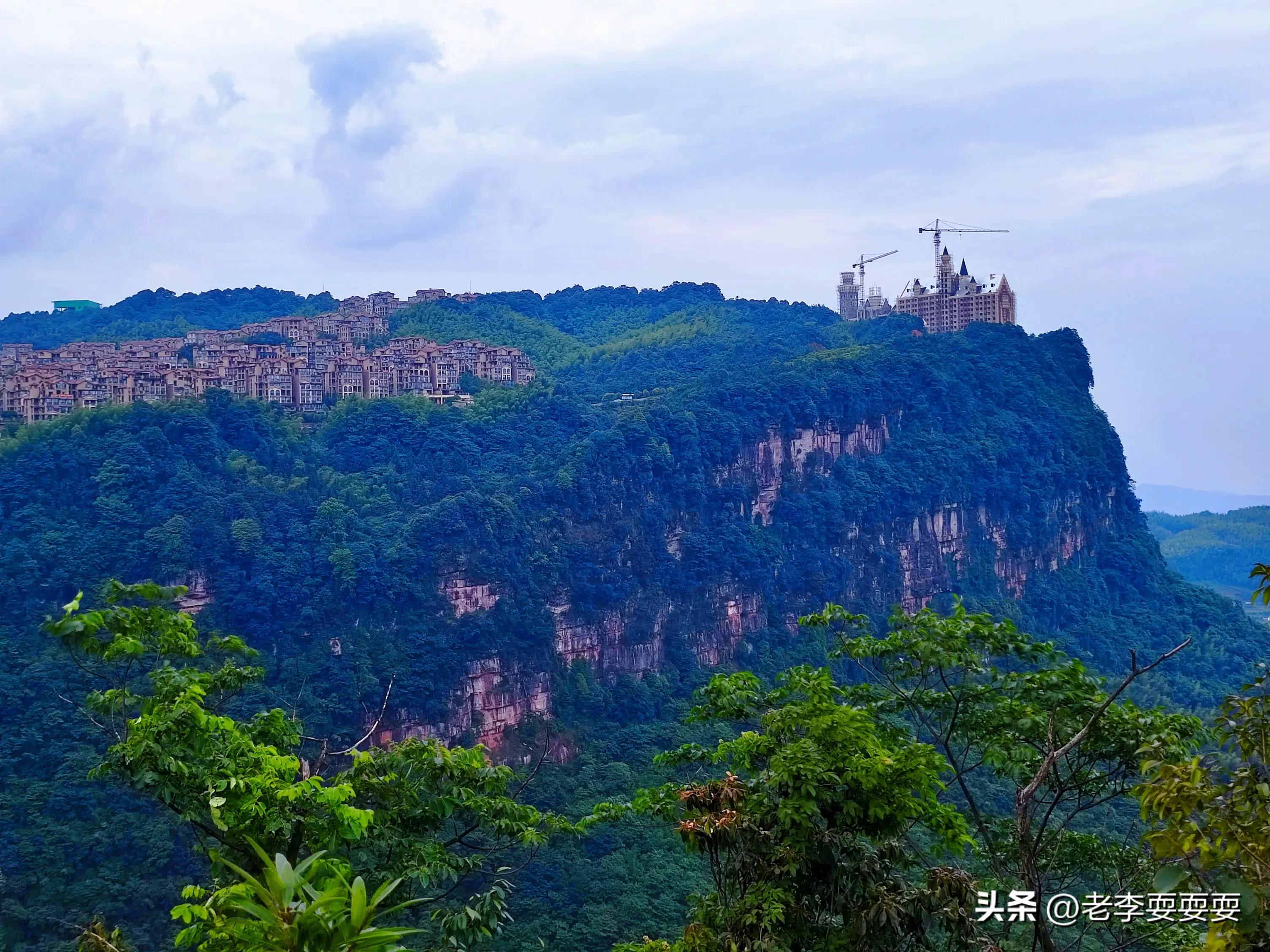 它崖、湖双拥，天然资源国内罕见，是海拔1280米之上的幸福城堡