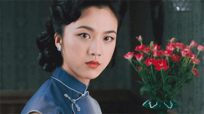 把最火的王心凌，与尴尬的汤唯放在一起，明星的遮羞布碎了一地