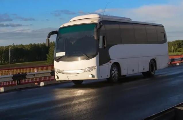 乘客闹肚子司机高速违停,车内小孩想上厕所停应急车道被罚