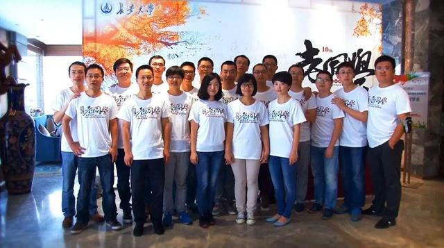 同学会拒绝炫富攀比,同学会穿搭被别人比下去