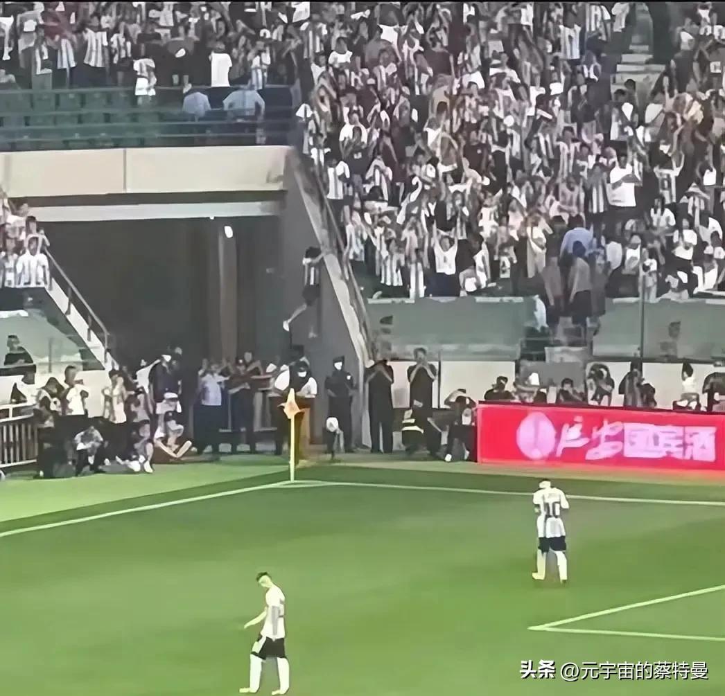梅西球场事件,梅西足球先生事件