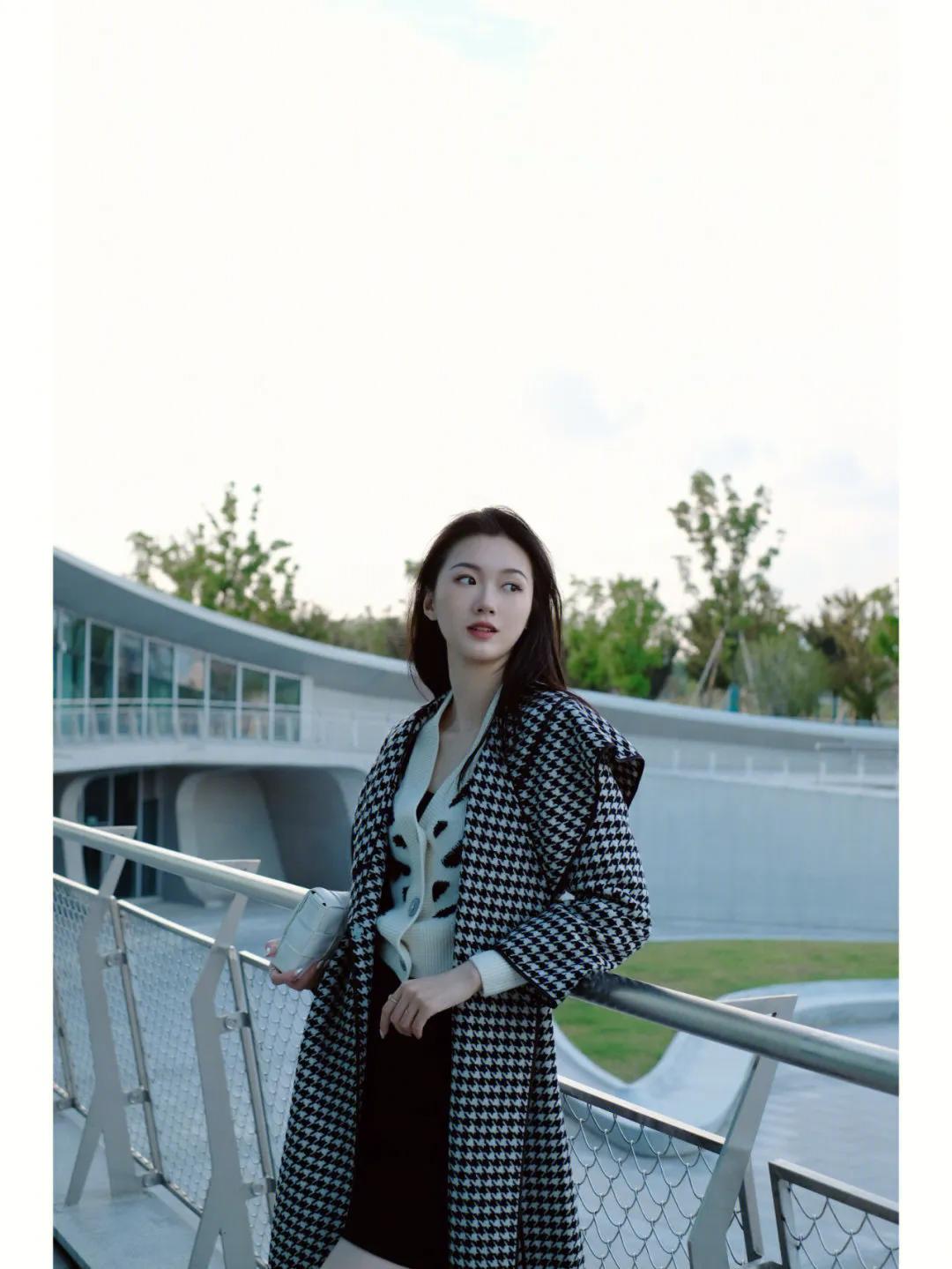 轻灵千鸟格，不会皱的大衣