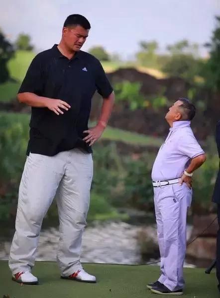 姚明9岁女儿近照身高惊人,姚明12岁女儿亮相身高至少1米8