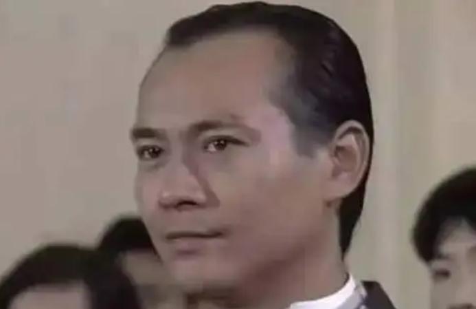 发际线秃的男星,盘点十大秃头男星佩戴假发