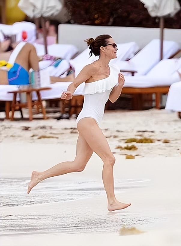 凯特37岁妹妹素颜带娃,威廉凯特带妹妹海边度假