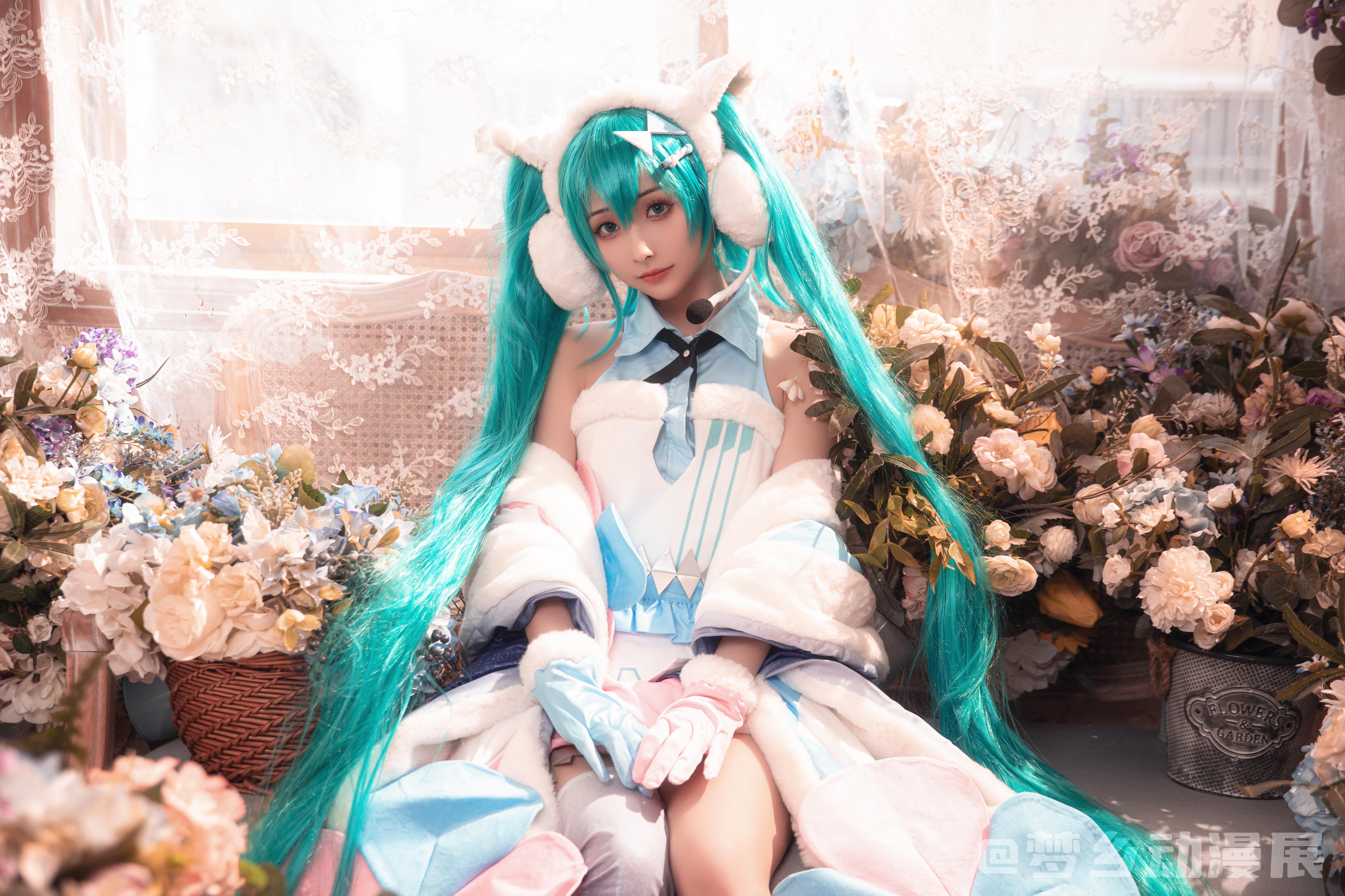 初音未来cos在舞台上唱歌,初音未来cos最有氛围感