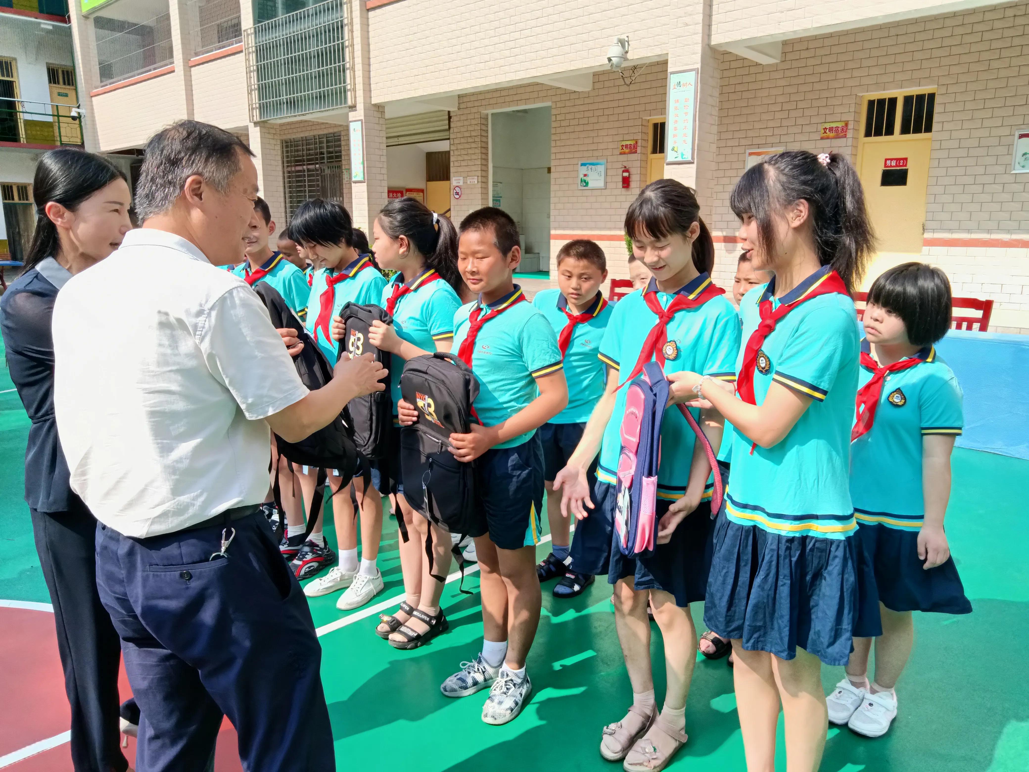 爱心助学庆六一活动,情暖童心共筑未来庆六一关爱活动