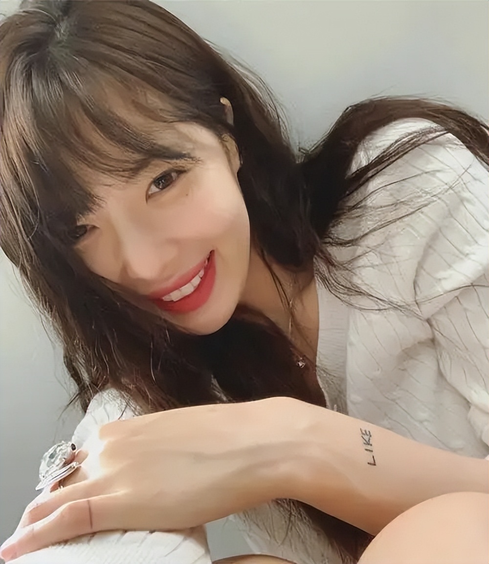 泫雅泰国泼水节舞台上的野马,泫雅在泰国泼水节