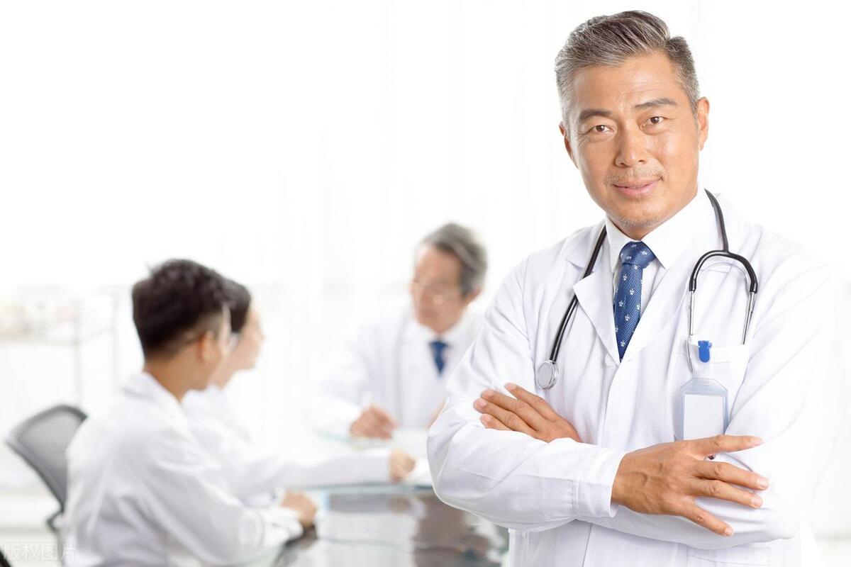 中老年人身上长白癜风,老年白癜风治疗方法