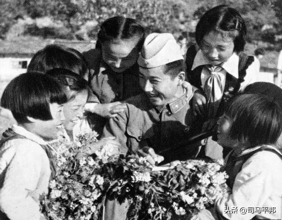 会打仗的*队军**不少见，但主动弯腰帮老百姓收庄稼的，可能只此一支