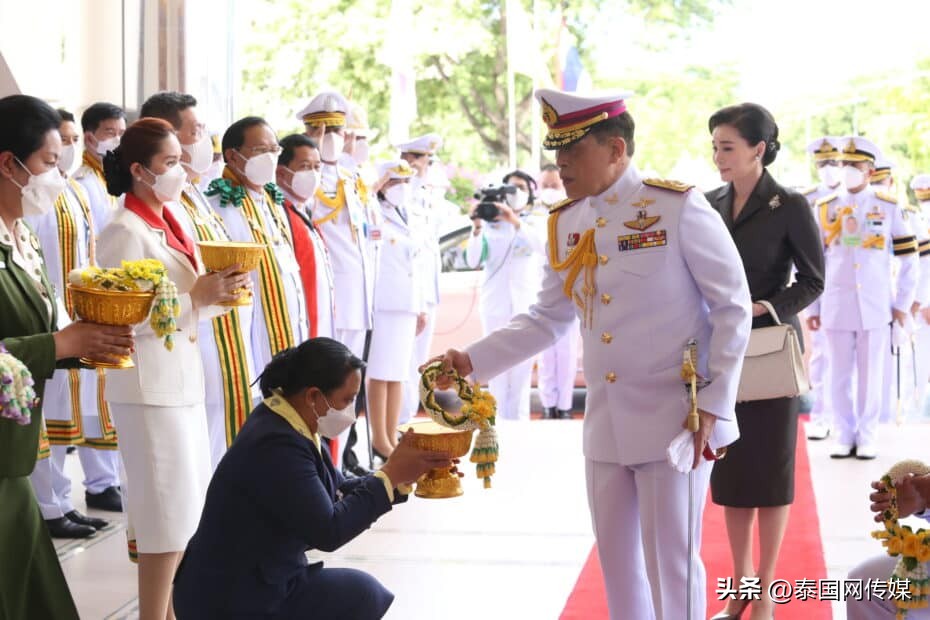 泰国国王大学毕业证,泰国王后苏提达获学士学位