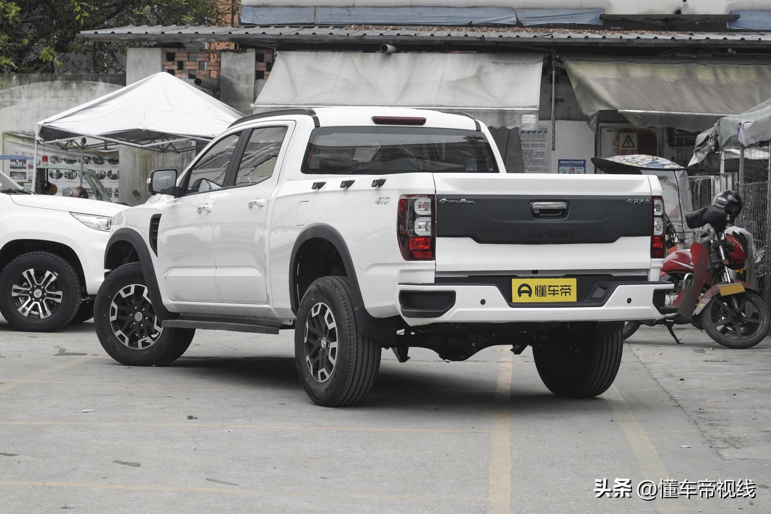 中兴1949汽油四驱版报价,中兴1949商用版和乘用版外观区别