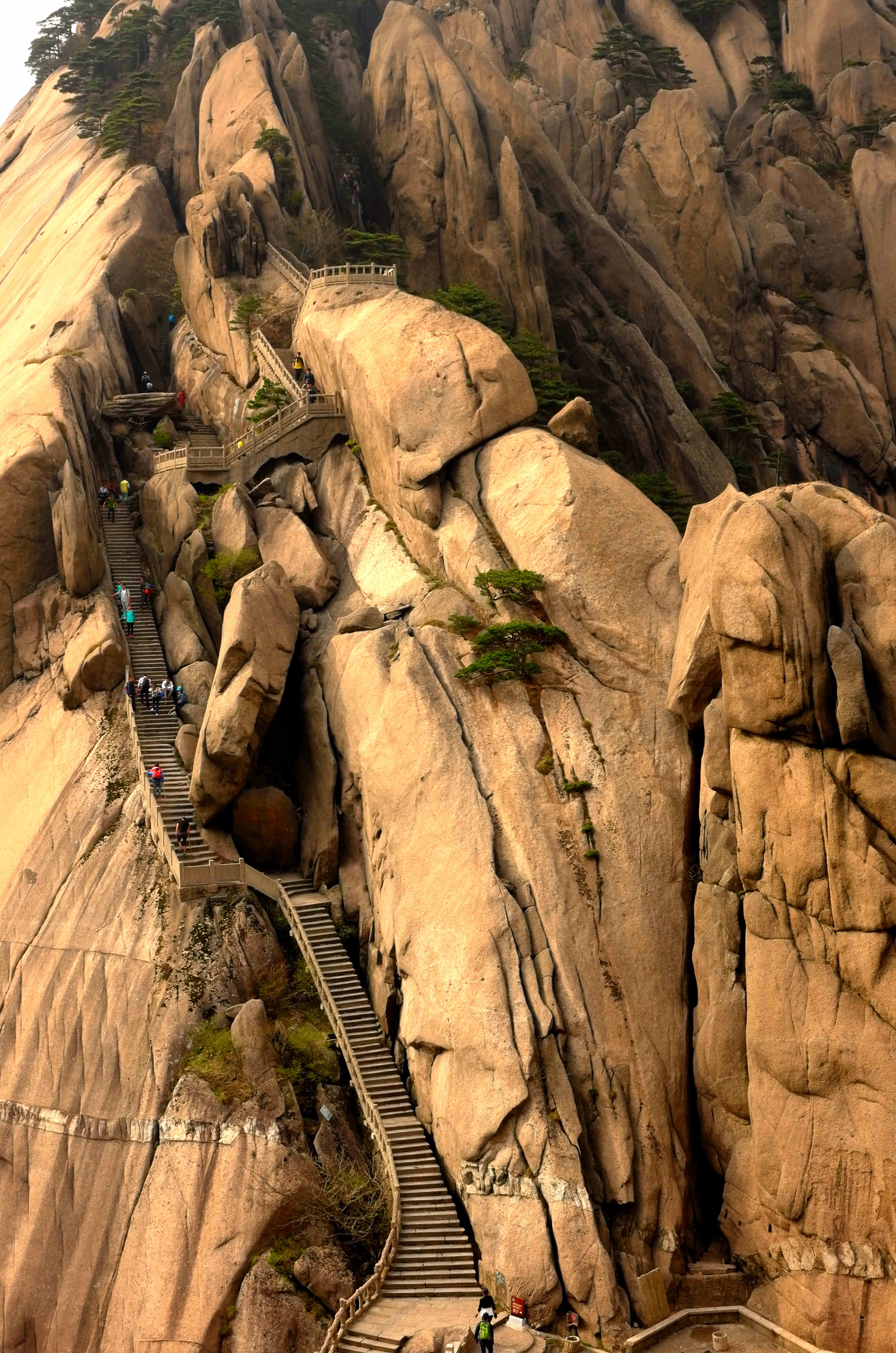 黄山天都峰会走鲫鱼背吗,黄山天都峰鲫鱼背第一视角