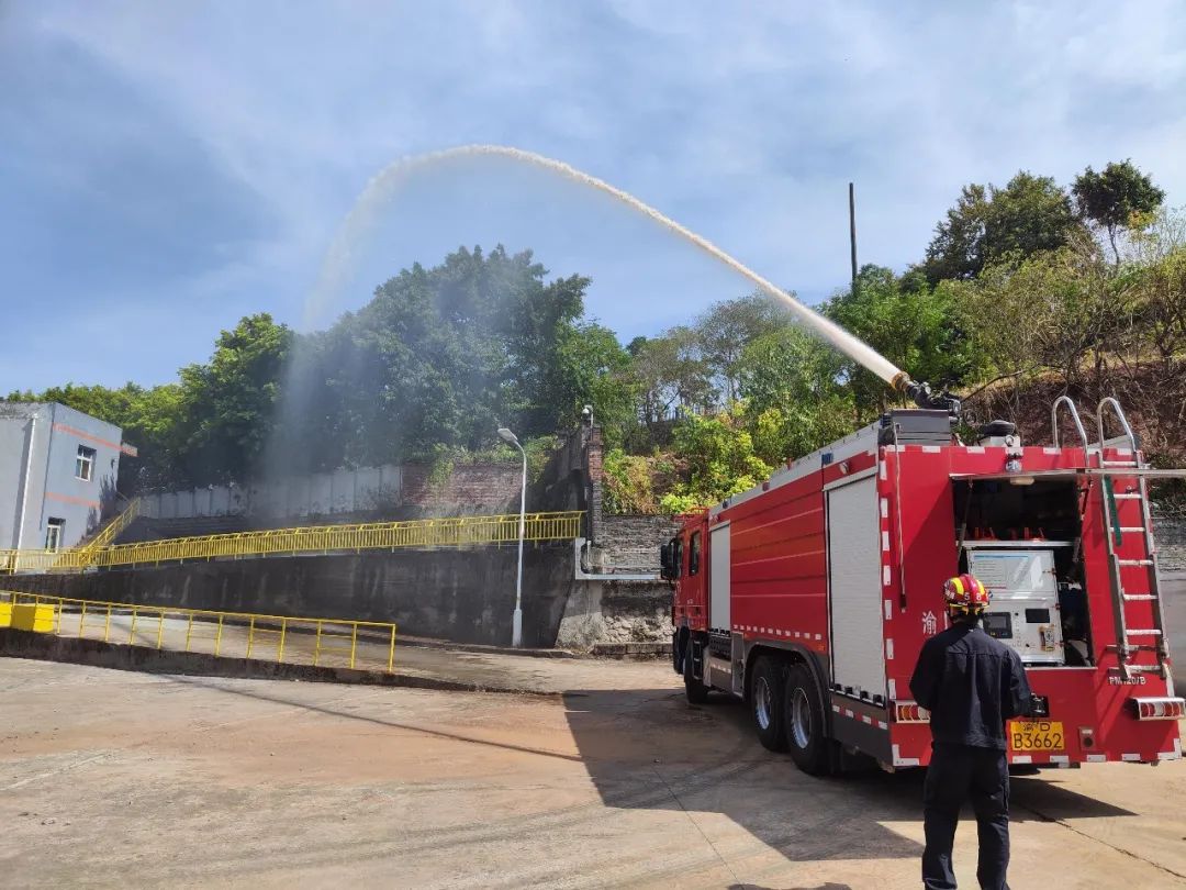 四川山火救援灭火,四川消防24小时把守防止山火复燃