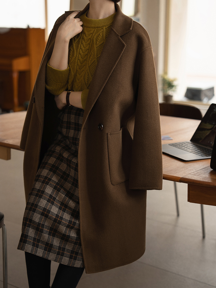 今年最实用的大衣穿搭技巧,牛仔拼接假两件针织衫搭配大衣