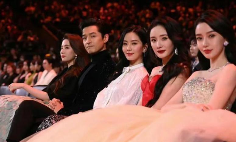 从小黑妞到“白灯泡”，吃美白药、猪蹄敷脸、全身涂粉…女星真难