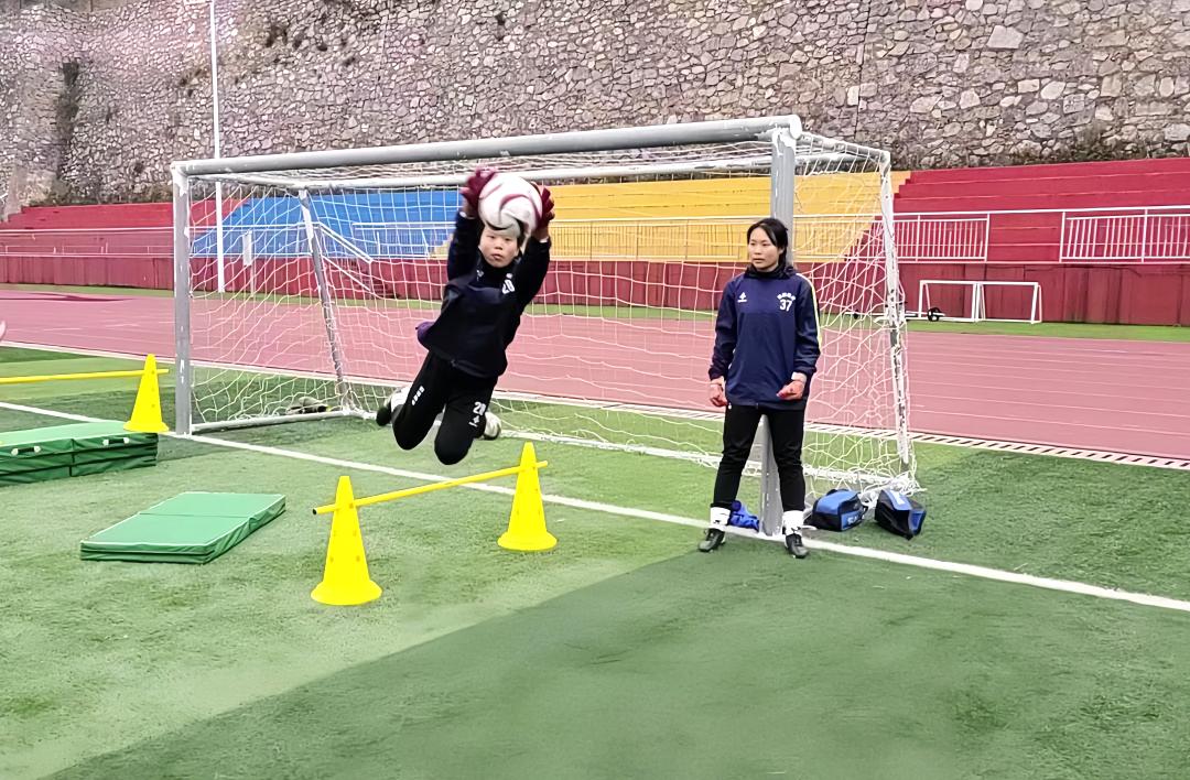 这里山乡气象新丨听，“警察教练”和女孩们的足球梦