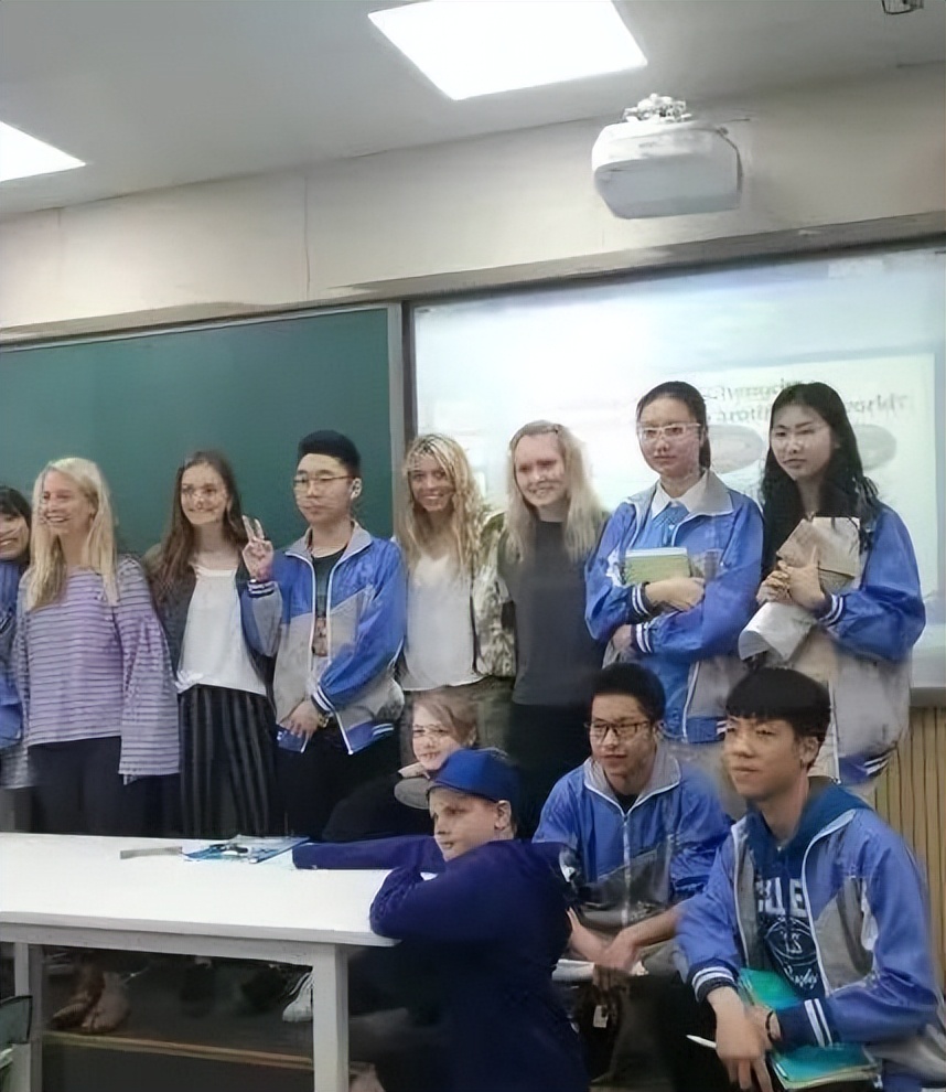 用“VR”视野，探校,五！师大实外英语老师“神了”，押中作文题