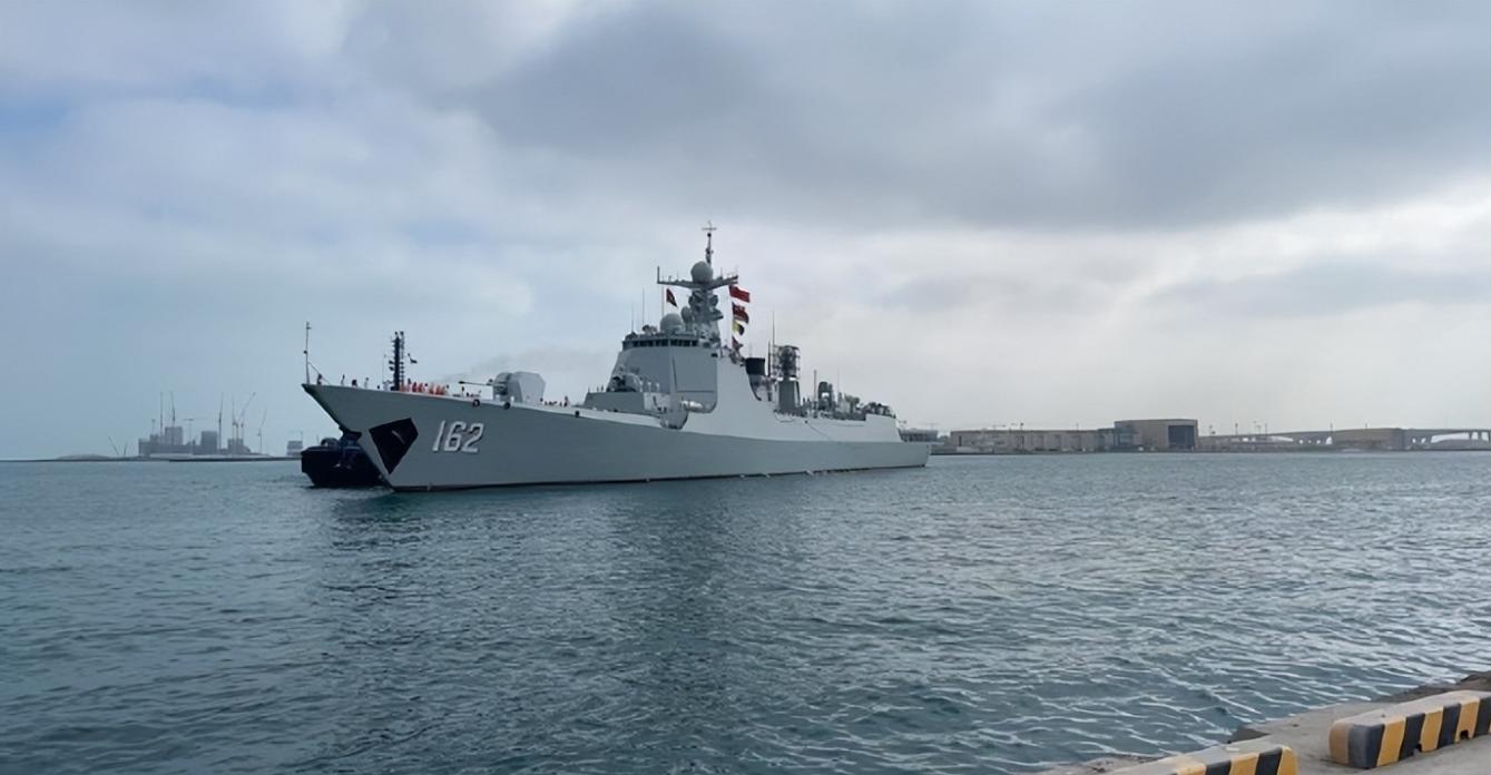 台退役军官点名想买052D，一口气要10艘，主持人迅速提出采购方案